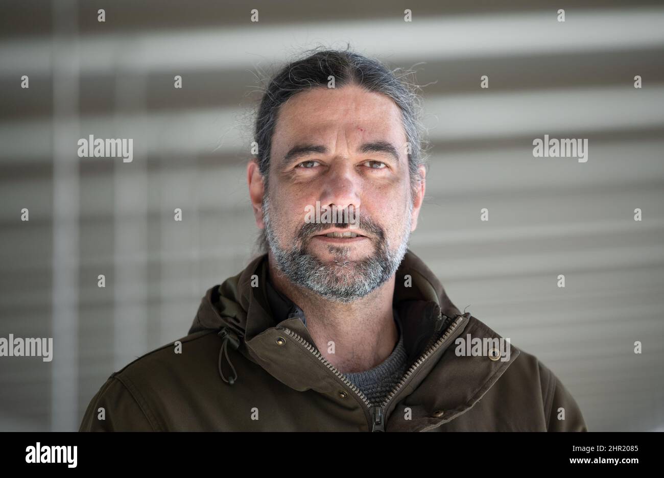 Stuttgart, Allemagne. 17th févr. 2022. Reinhart Sosat, directeur général de la Landesfischereiverband Baden-Württemberg, se trouve sur une passerelle. L'eau se porte bien, les poissons moins. Par-dessus tout, l'expansion de la navigation sur le Neckar a entraîné une diminution importante des stocks de poissons locaux. (À dpa 'Neckar - de l'eau sauvage à une chaîne de lacs avec de moins en moins d'espèces indigènes de poissons") Credit: Marijan Murat/dpa/Alay Live News Banque D'Images