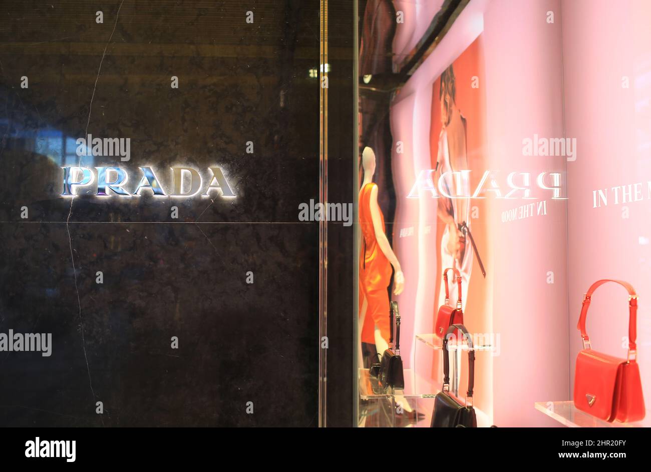 Hong Kong - février 26 2022 : le produit phare de Prada à tsim sha tsui. Le  commerce de détail est faible à hong kong après l'inflexion de la vague de  5th