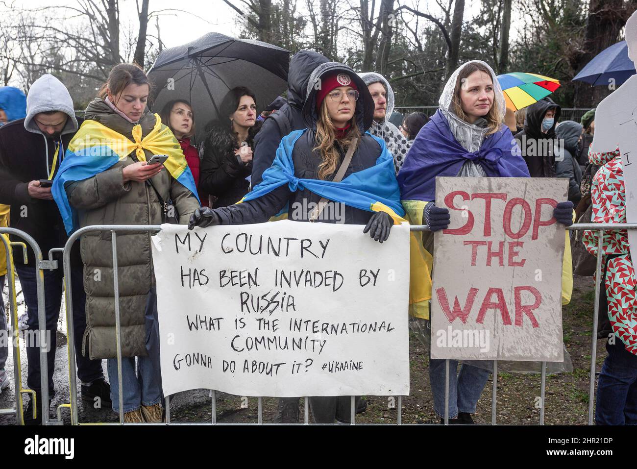 La Haye, pays-Bas. 24th févr. 2022. Les manifestants tiennent des pancartes devant la Chambre des représentants à la Haye pendant la manifestation. Des manifestants se sont rassemblés à la Haye et dans d'autres grandes villes néerlandaises pour condamner l'invasion russe de l'Ukraine. Les manifestants se sont rassemblés devant l'ambassade de Russie dans le froid et sous la pluie avec des pancartes et ont ensuite marché jusqu'à la Chambre des représentants des pays-Bas et parlé à l'étrange ministre qui a marché jusqu'au groupe de protestataires. (Photo de Charles M Vella/SOPA Images/Sipa USA) crédit: SIPA USA/Alay Live News Banque D'Images