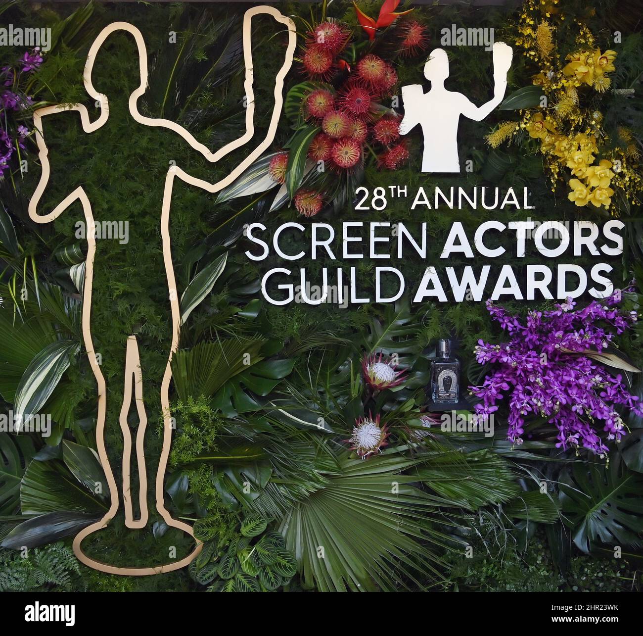 Santa Monica, États-Unis. 25th févr. 2022. Une publicité parrainée par Tequila Herradura qui accueillera le participant est présentée lors de la Journée annuelle de prévisualisation des médias des Screen Actors Guild Awards 28th à Barker Hangar à Santa Monica, Californie, le jeudi 24 février 2022. Les prix SAG seront retransmises en direct sur TNT et TBS le dimanche 27th février. Photo de Jim Ruymen/UPI crédit: UPI/Alay Live News Banque D'Images