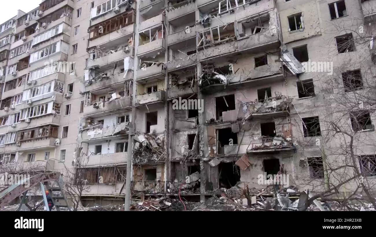 Un screengrab de la vidéo montre un immeuble d'appartements fortement endommagé après des attaques de nuit par les forces russes sur la capitale du pays Kyiv, Ukraine le 25 février 2022. Reuters TV via REUTERS Banque D'Images