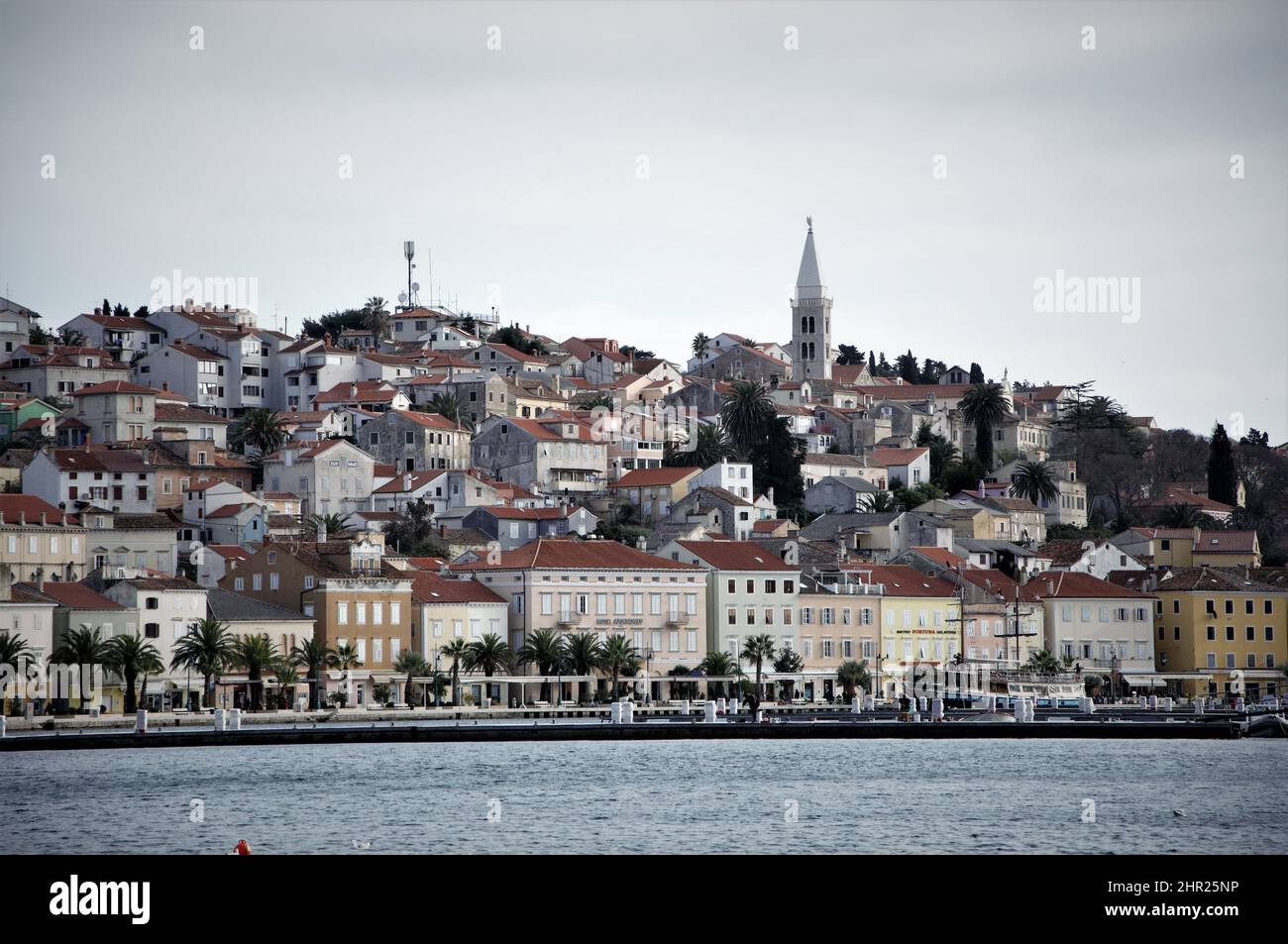 Vue panoramique sur le port de Mali Losinj et la ville côtière en Croatie sur la mer Adriatique. Mali Losinj port, sur l'île de Losinj. Banque D'Images