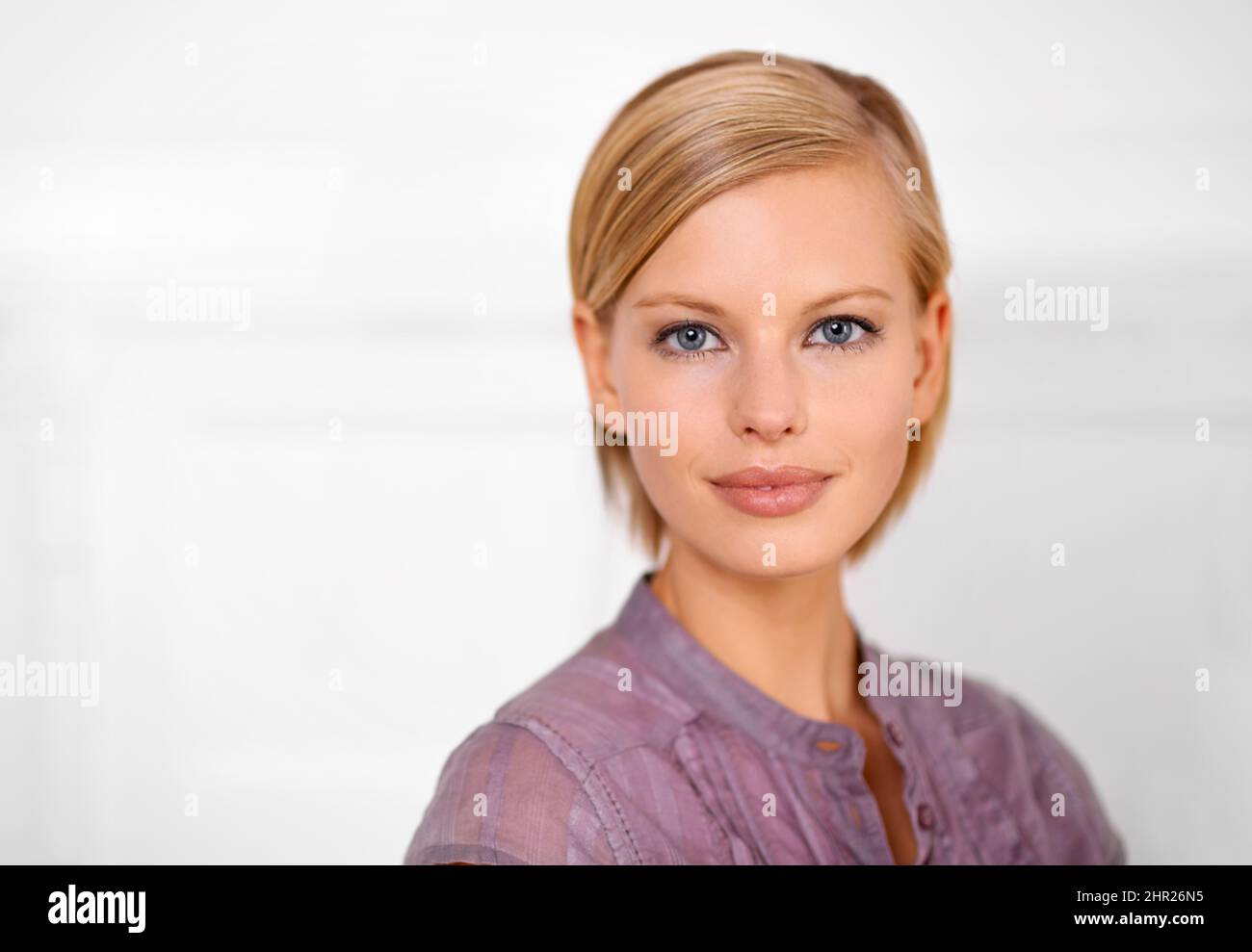 Sûr d'elle-même. Portrait d'une belle jeune femme habillée pour le bureau. Banque D'Images