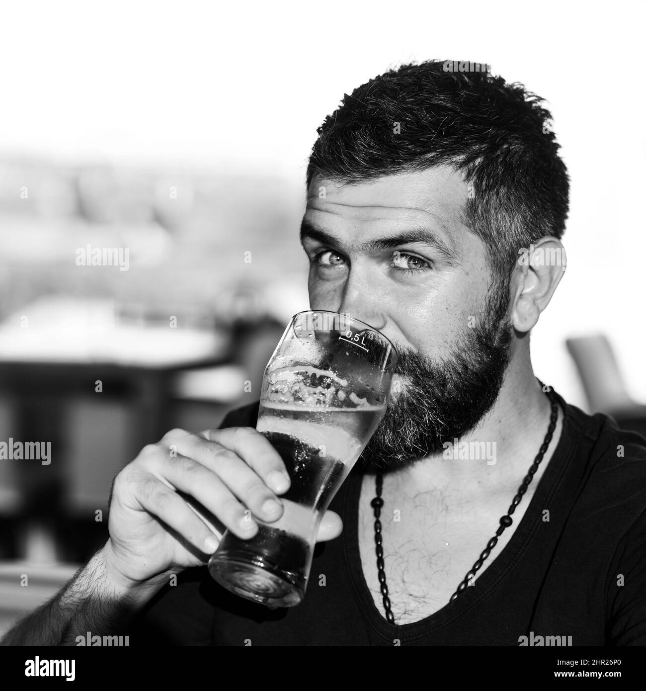 Portrait hipster man with beer relaxing and drinking beer Banque de  photographies et d'images à haute résolution - Alamy