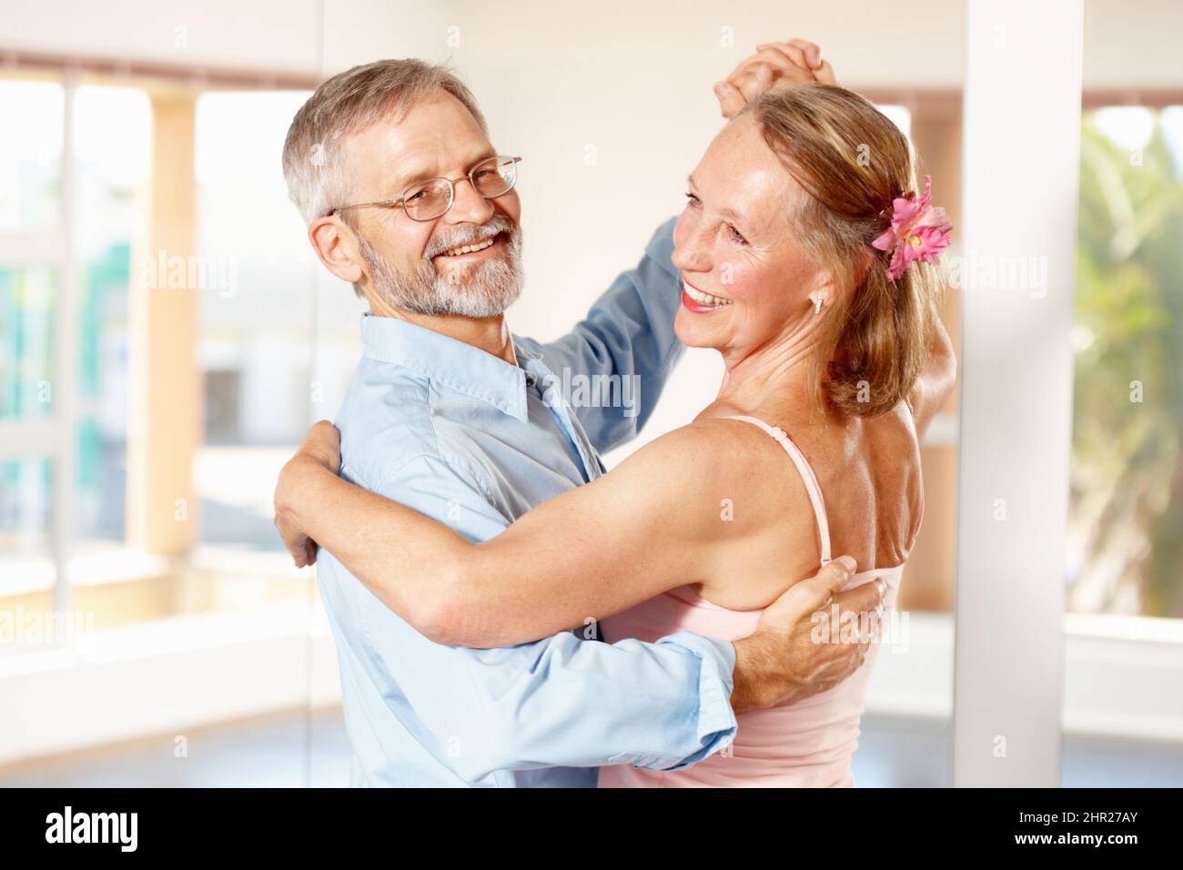 Cela fait des années que le danseur danse comme ça. Photo d'une salle de bal de couple mature dansant ensemble à l'intérieur. Banque D'Images