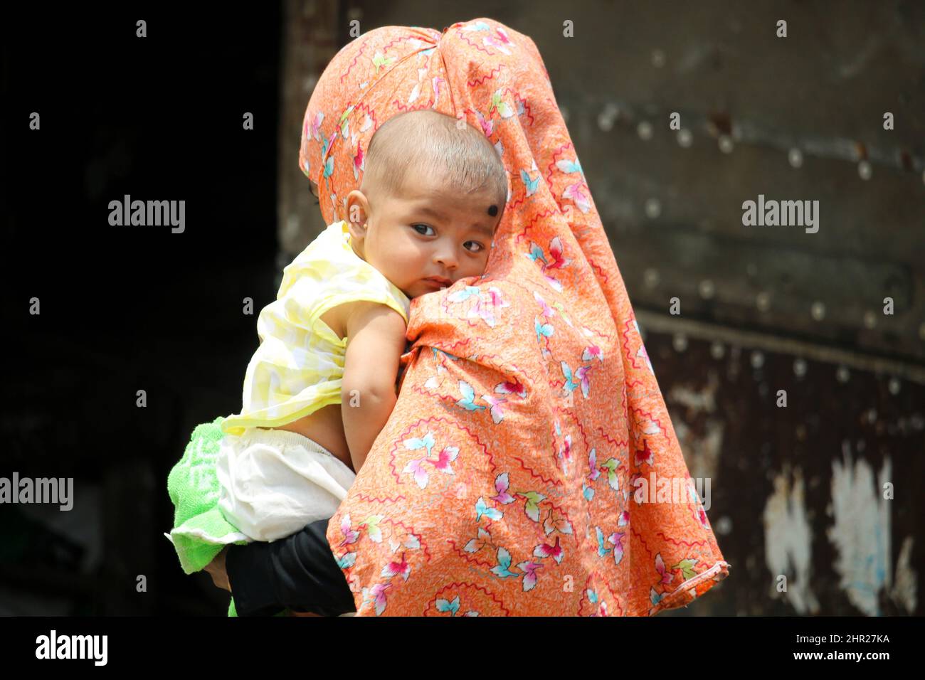 09-mai-2019 Barguna, Bangladesh. Portrait de bébé sur les genoux de la mère. Banque D'Images