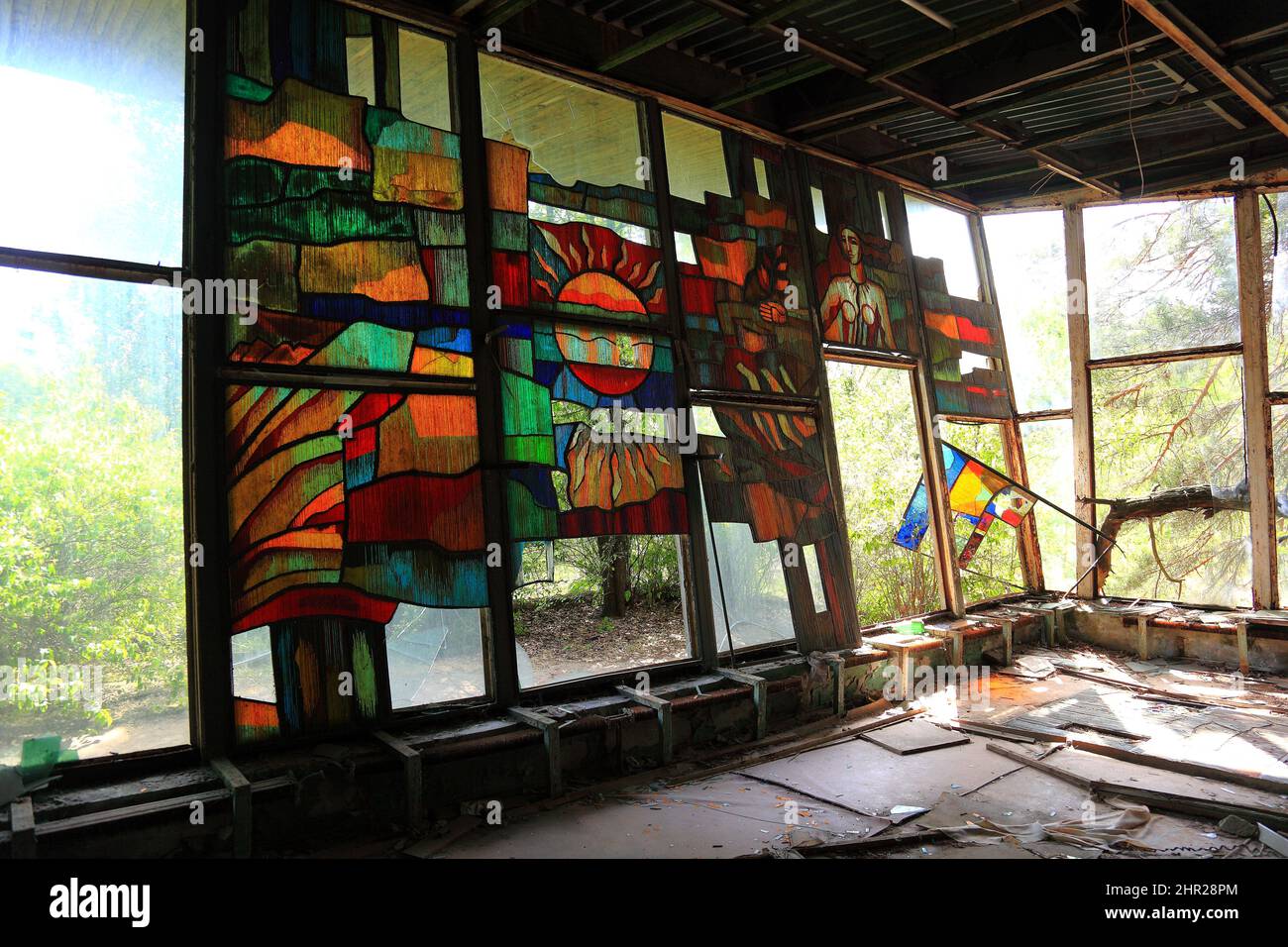 Ukraine, dans la zone restreinte et inhabitable de 30 kilomètres autour de la centrale de Tchernobyl et du camp de travail de Pripyat, fenêtres colorées dans le for Banque D'Images