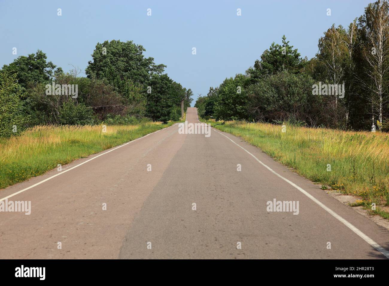 Ukraine, dans la zone restreinte et inhabitable de 30 kilomètres autour de la centrale de Tchernobyl et du camp de travail de Pripyat, route vers Pripyat Banque D'Images