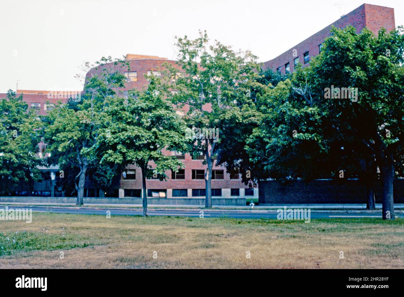 Une vue de 1982 des courbes distinctives de Baker House, au Massachusetts Institute of Technology, Cambridge, Massachusetts, Etats-Unis. Lvar Aalto a conçu le dortoir de Baker House en 1946 alors qu'il était professeur au Massachusetts Institute of Technology (MIT). Hugo Alvar Henrik (Ivar) Aalto (1898–1976) est un architecte et designer finlandais. Le dortoir était l'un de ses bâtiments aux Etats-Unis. Le bloc de dortoir est revêtu de briques de la Nouvelle-Angleterre, avec sa texture rugueuse, pour recouvrir les courbes de la serpentine du bâtiment. Cette image est tirée d'une ancienne transparence de couleur amateur – une photographie vintage 1980s. Banque D'Images