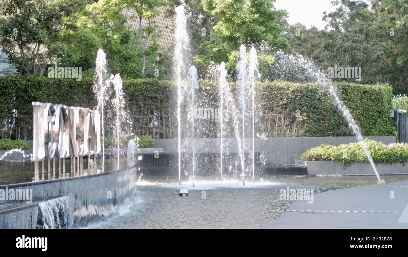 Eau fontaine piscine et jardin Hyatt Regency Bangkok Sukhumvit soi Sukhumvit 13, Khlong Toei Nuea, Khet Watthana, Bangkok Thaïlande Banque D'Images