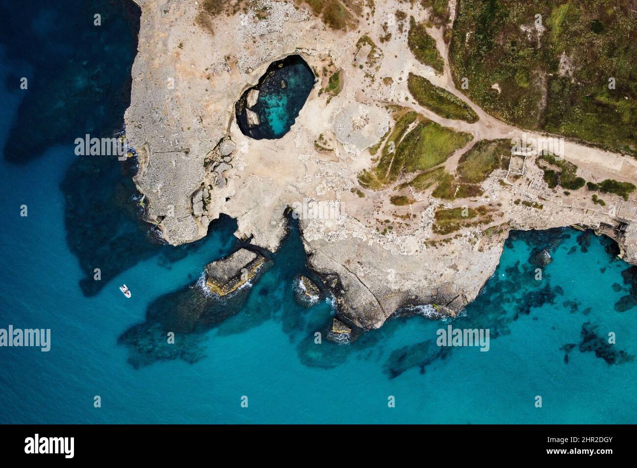 Italie, Pouilles, Melendugno, Roca Vecchia, Grotta della Poesia Banque D'Images