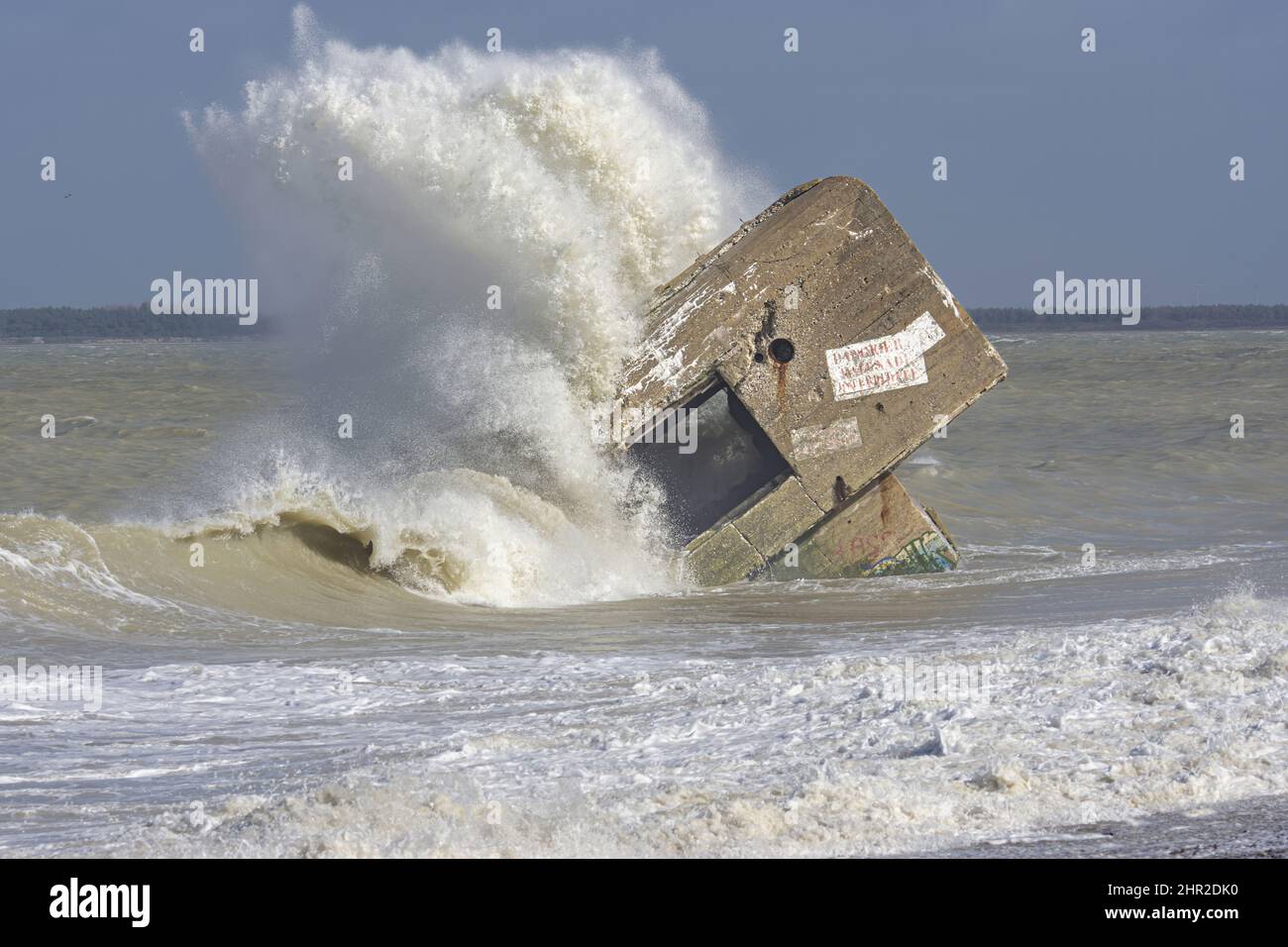 Vagues sur le Blockhaus du Hourdel sur la route blanche proche du Hourdel de Brighton et cayeux sur mer Banque D'Images