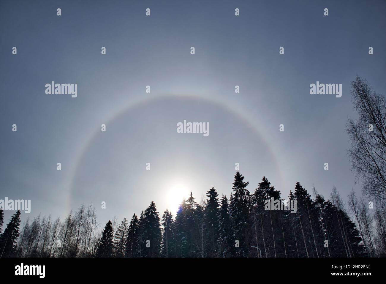 halo solaire avec arc-en-ciel circulaire dans le ciel d'hiver Banque D'Images