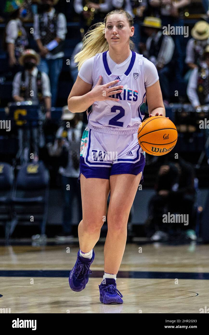 Berkeley, Californie, États-Unis, 24th février 2022. A. l'avant de Washington Lauren Schwartz (2) apporte le ballon sur le terrain pendant le match de basket-ball NCAA pour femmes entre Washington Huskies et les California Golden Bears. Washington a battu California 61-60 au Hass Pavilion Berkeley en Californie Thurman James/CSM/Alay Live News Banque D'Images