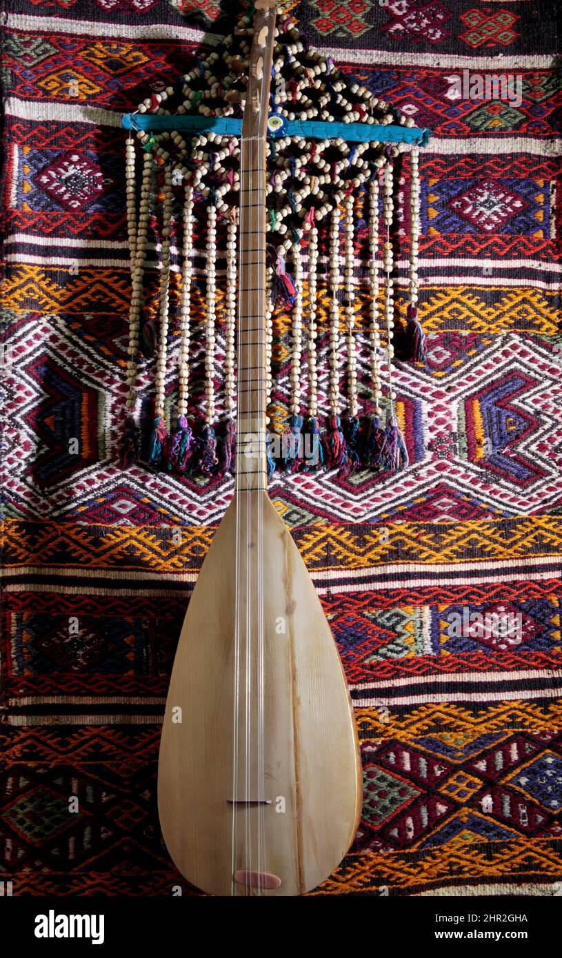 Tapis turc traditionnel, instrument de musique turc baglama et amulette Banque D'Images