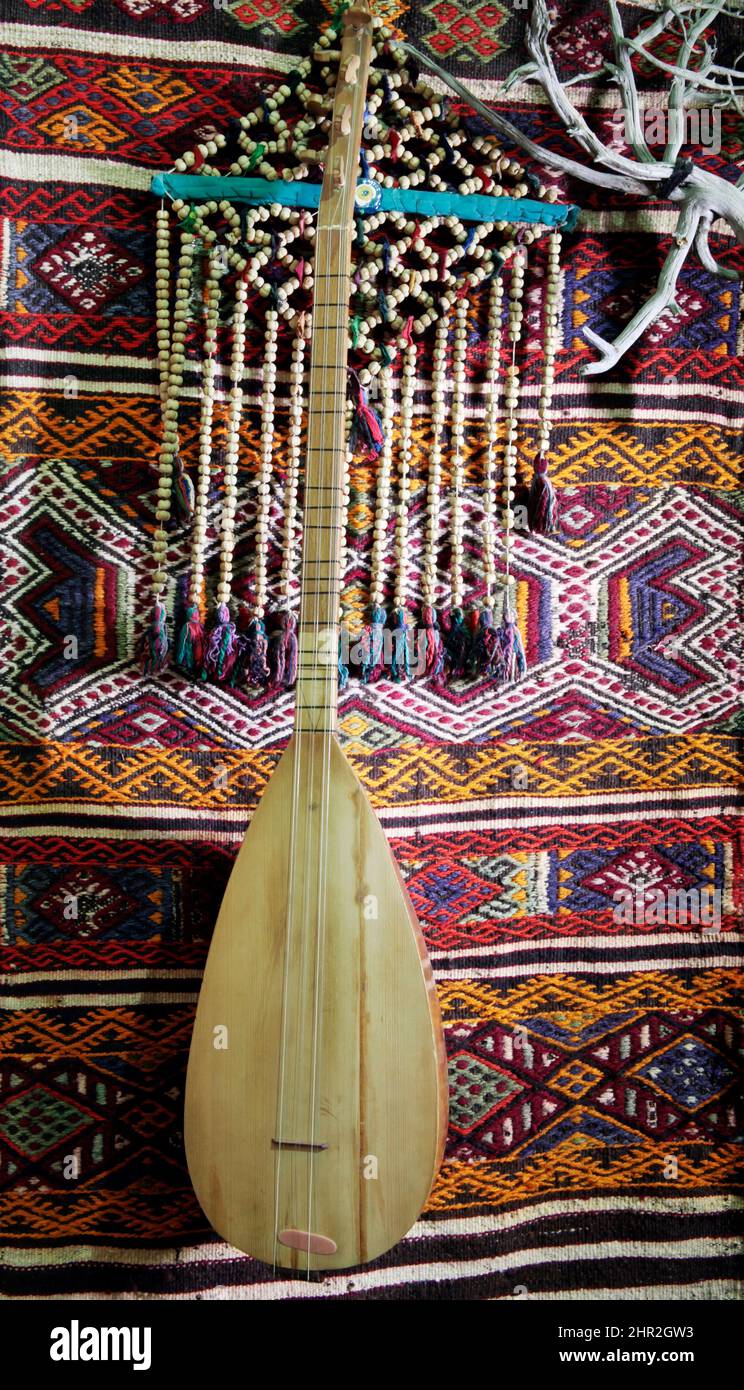Tapis turc traditionnel, instrument de musique turc baglama et amulette Banque D'Images