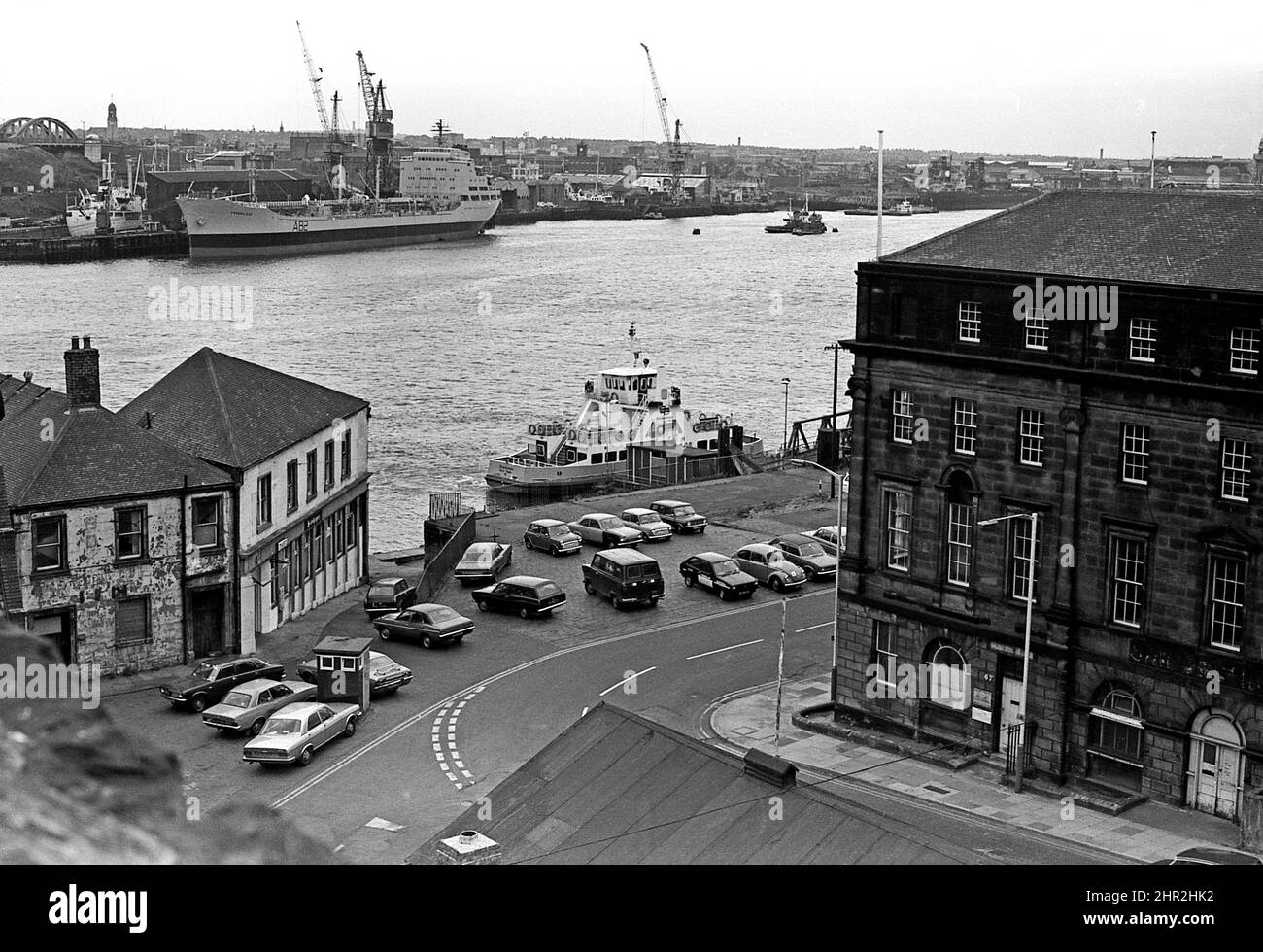 PLAN 107 débarquement du traversier de North Shields avec le Shieldsman et le lubrificateur RFA A82 Cherryleaf à South Shields cerca 1979 Banque D'Images