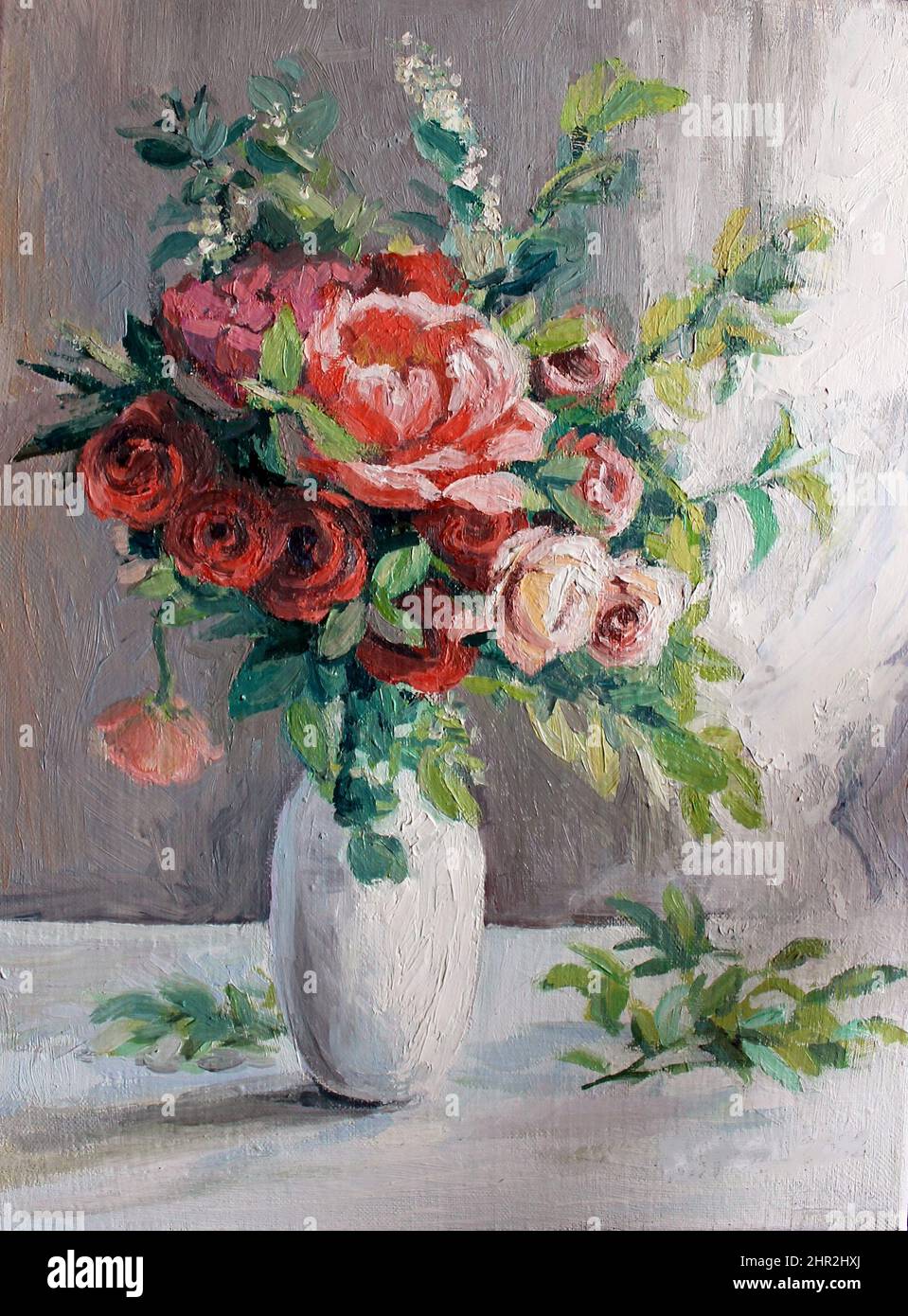 Peinture à l'huile : roses dans un vase blanc. Texture de la peinture. Les fleurs sont peintes de manière impressionniste. Couleurs pastel vives, lumière douce. Banque D'Images