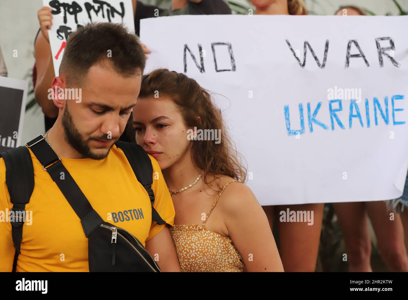 25 février 2022, colombo, Sri Lanka : une femme ukrainienne pleure pendant la manifestation. Des citoyens ukrainiens brandissent des banderoles avec leur drapeau national pour protester contre l'intervention militaire de RussiaÃÂ âs en Ukraine, à l'extérieur du bâtiment de l'ambassade de Russie à colombo, sri lanka, le 25 février 2022. (Credit image: © Pradeep Dambarage/ZUMA Press Wire) Banque D'Images