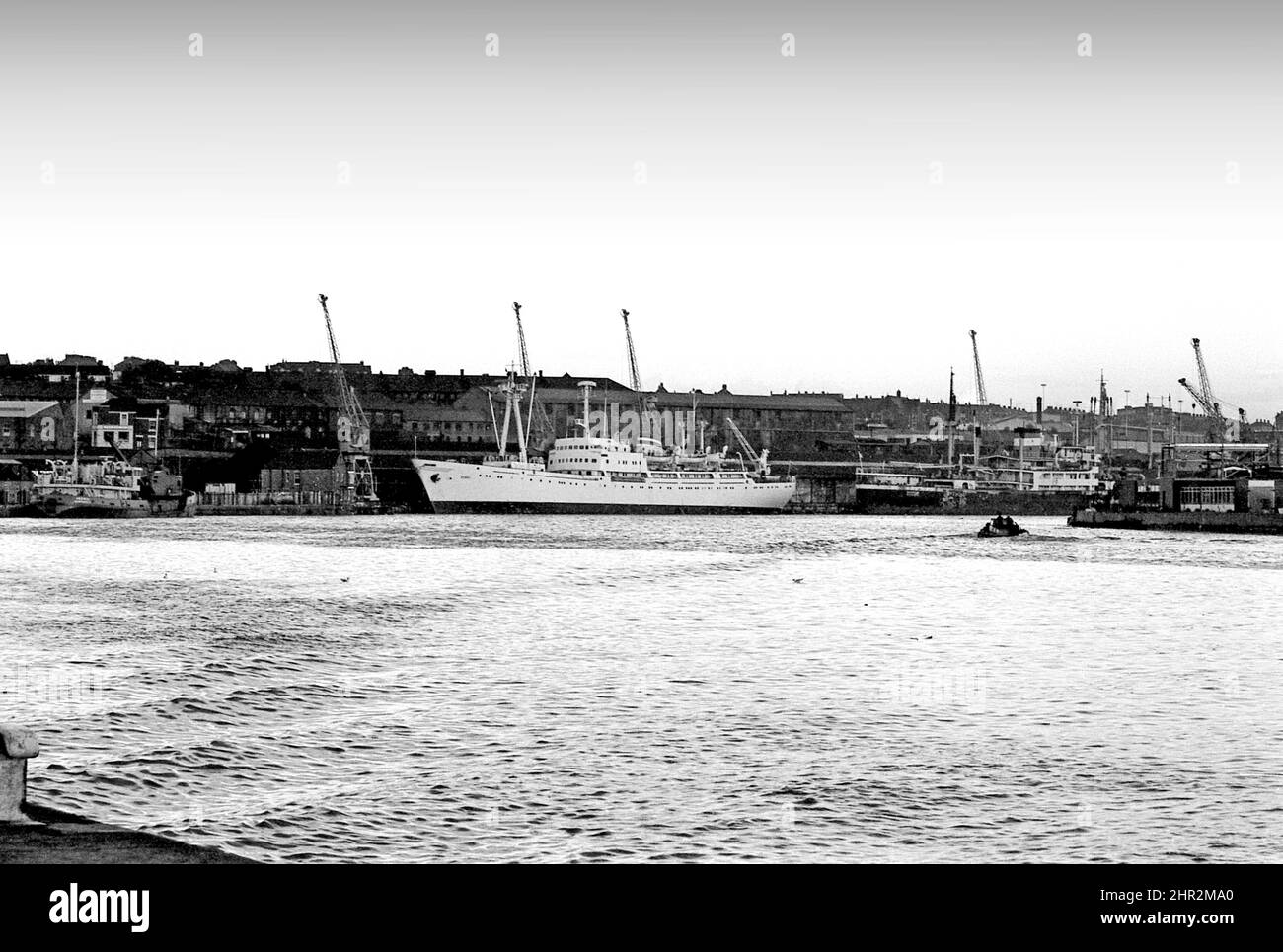 Tiré 200 Tyne Dredger Hedwin sur la gauche et divers navires sur la rivière Tyne vers 1969 Banque D'Images