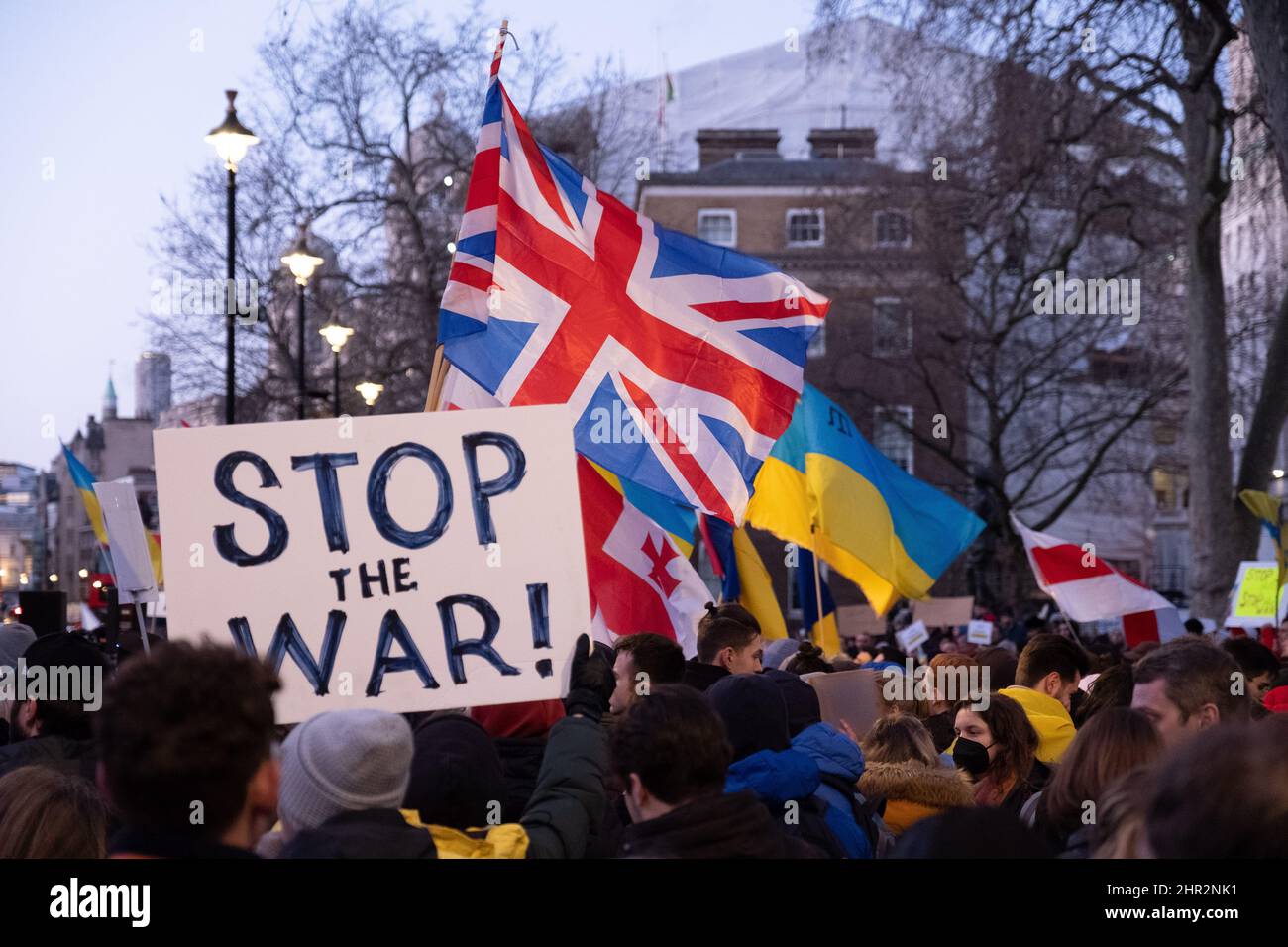 Londres, Royaume-Uni. 24th févr. 2022. Les Ukrainiens et les partisans protestent à l'extérieur de Downing Street alors que les forces russes attaquent et occupent des régions d'Ukraine. Les manifestants demandent que la guerre cesse et Boris Johnson impose des sanctions contre la Russie, certains comparent Poutine à Hitler. Crédit: Joao Daniel Pereira/Alay Live News Banque D'Images