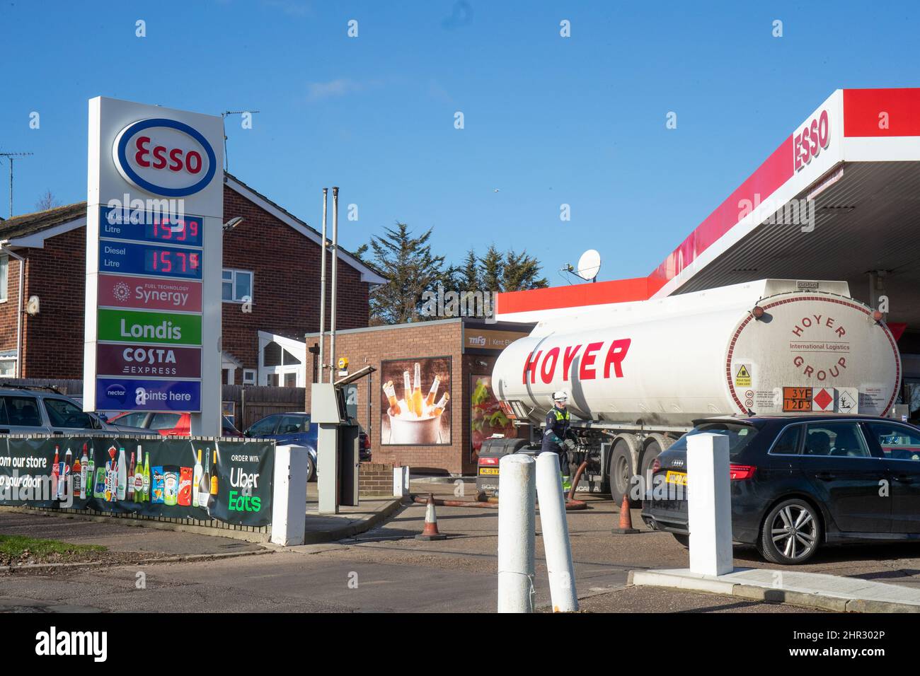 SHOEBURYNESS, ESSEX - FÉVRIER 25 2022, faire la queue à la station-service du Royaume-Uni alors que les prix du carburant augmentent dans le contexte de l'attaque de la Russie contre l'Ukraine. Crédit : Lucy North/Alamy Live News Banque D'Images