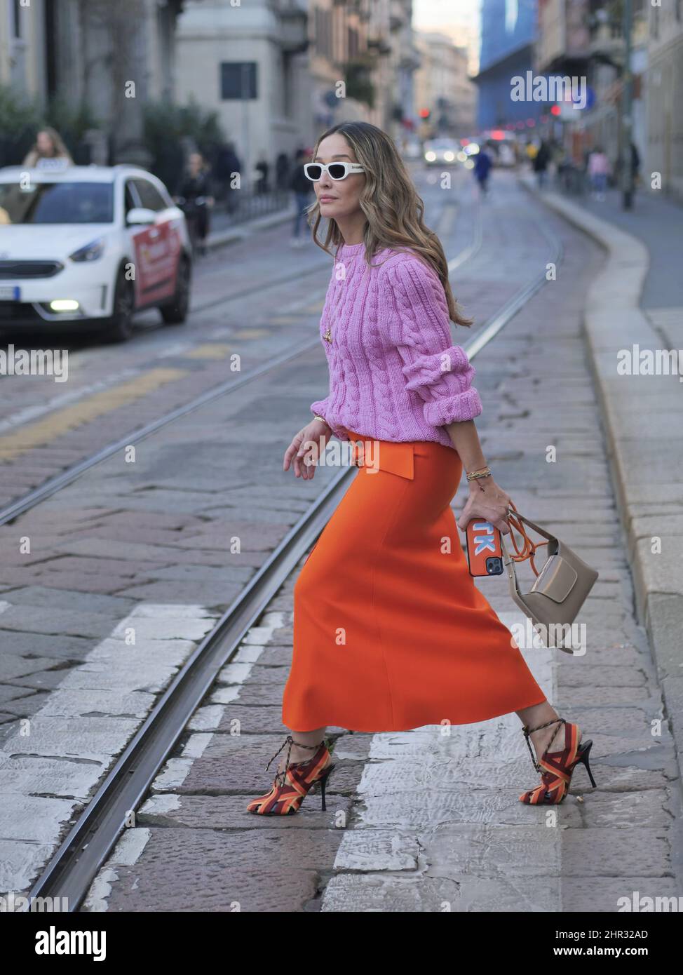 Tenue de rue de blogueur de mode avant le défilé de mode Alberta Ferretti  pendant la semaine de la mode de Milan femme automne hiver 2022 Photo Stock  - Alamy