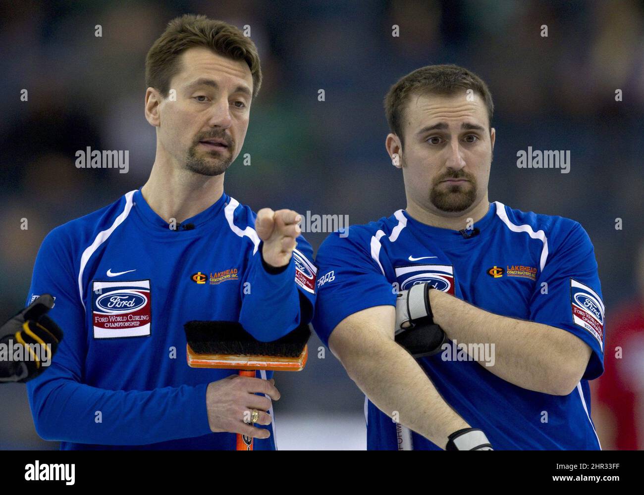 Aux États-Unis, Pete Fenson, à gauche, et le second Joe Polo tentent d'aligner un tir lors d'un tirage contre la Norvège au Brandt Center pendant les Championnats du monde Ford de curling masculin à Regina, en Saskatchewan, le mardi 5 avril 2011. LA PRESSE CANADIENNE/Jonathan Hayward Banque D'Images