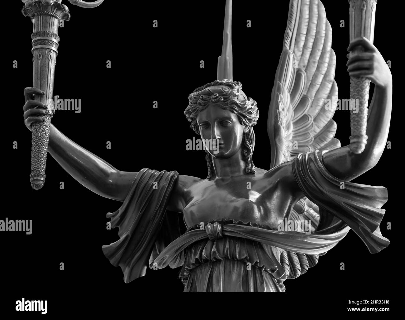 Sculpture d'une déesse de la victoire aigée Nika. Statue d'un bel ange Saint avec des ailes tenant des torches isolées sur fond noir avec coupure Banque D'Images