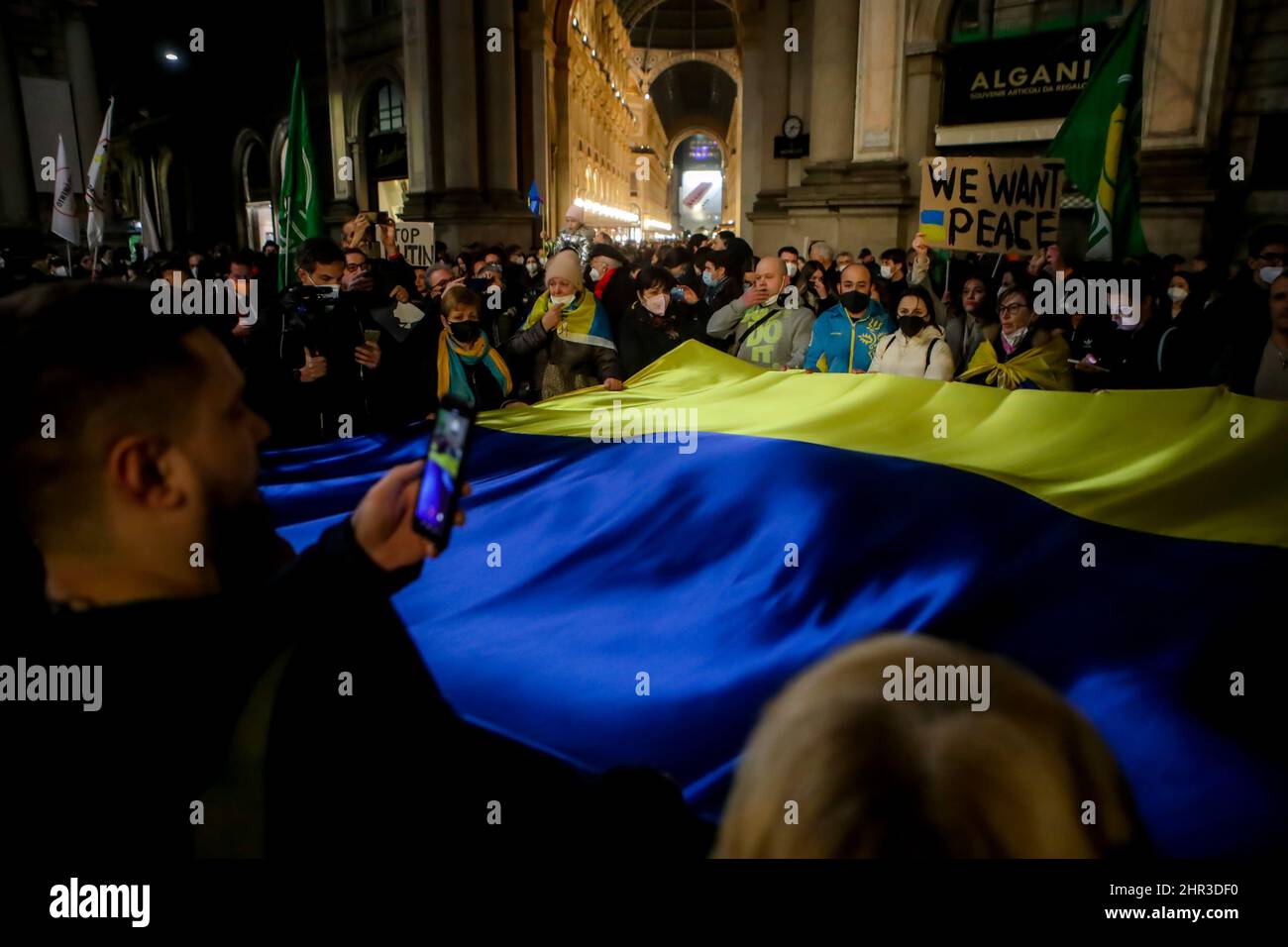 Rassemblement pour manifester contre l'invasion militaire russe de l'Ukraine le 24 février 2022 à Milan, en Italie. La Russie a lancé ce matin une invasion à grande échelle de l'Ukraine qui a provoqué une condamnation internationale. Banque D'Images