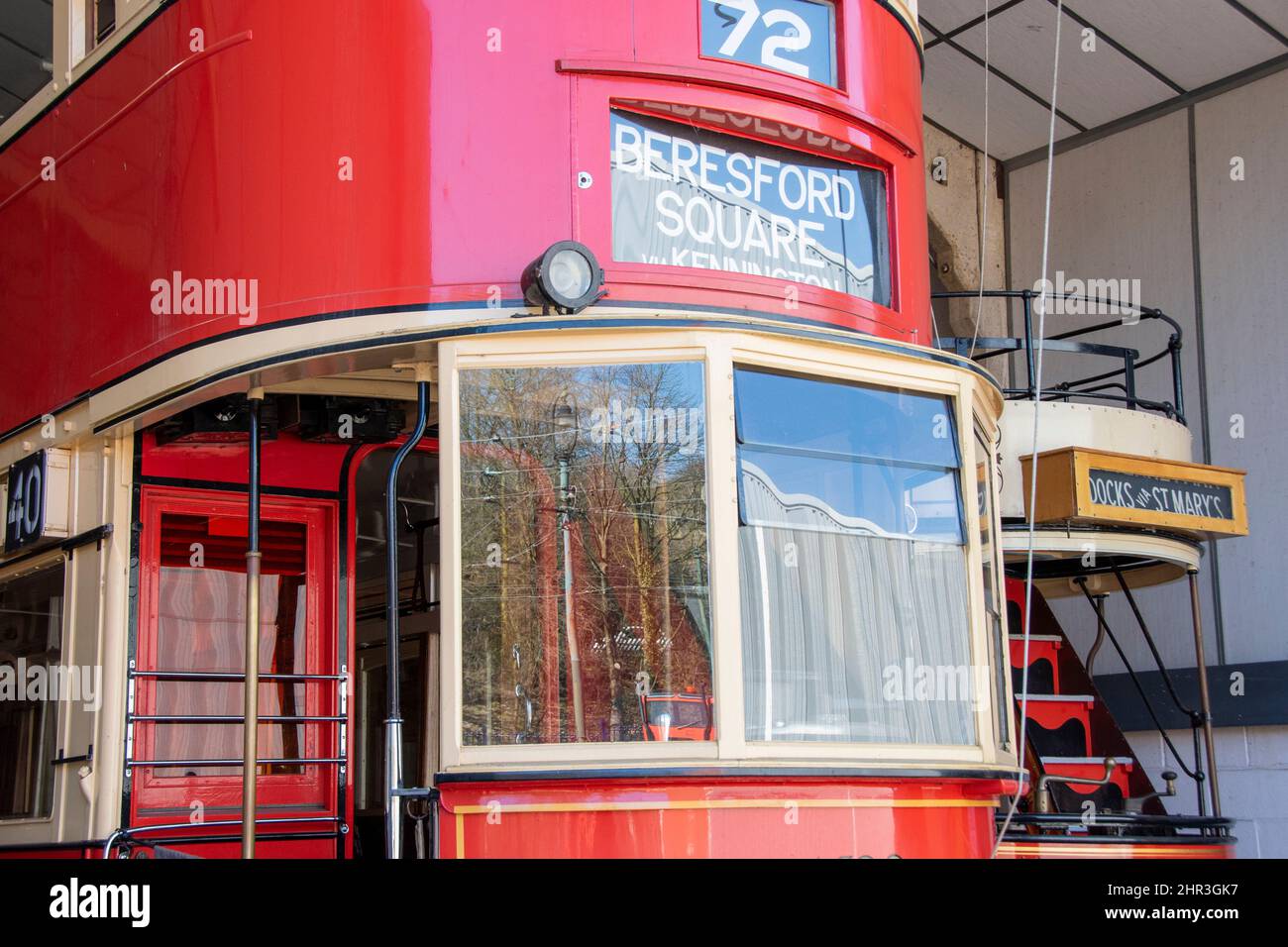 Derbyshire, Royaume-Uni – 5 avril 2018 : un tramway d'époque stocké dans le garage du village de tramway de Crich, le musée national du tramway Banque D'Images
