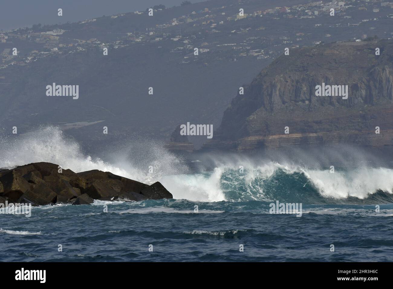 Grandes vagues approchant la côte à Puerto de la Cruz Tenerife Iles Canaries Espagne. Banque D'Images