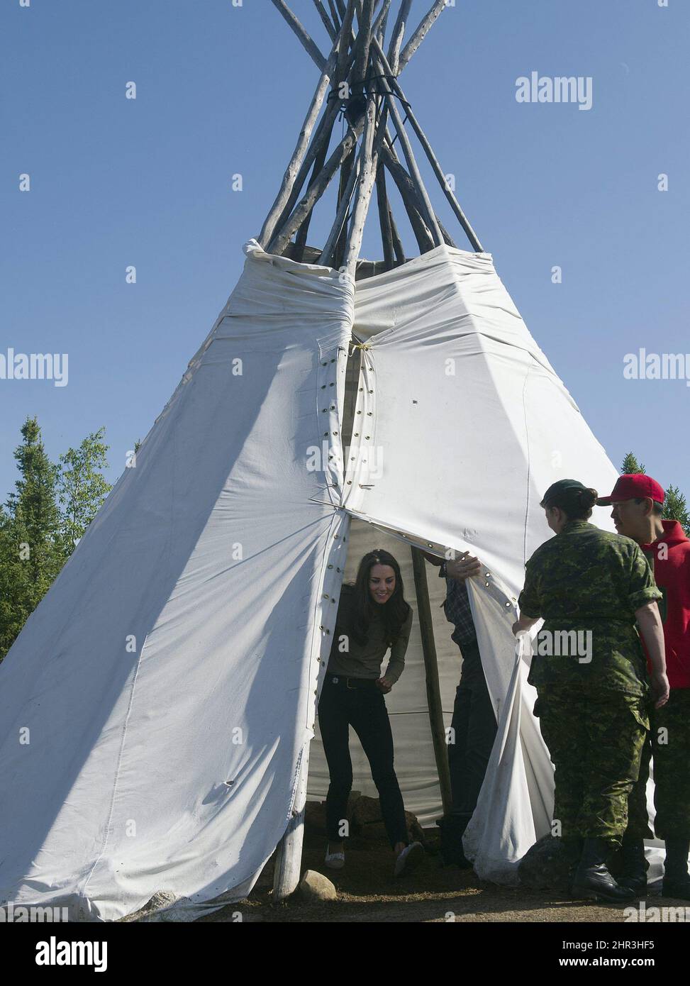 La duchesse de Cambridge laisse une tipi tandis que le couple royal participe aux activités du nord à Blachford Lake, T.N.-O., Lodge le mardi 5 juillet 2011. LA PRESSE CANADIENNE/Nathan Denette Banque D'Images