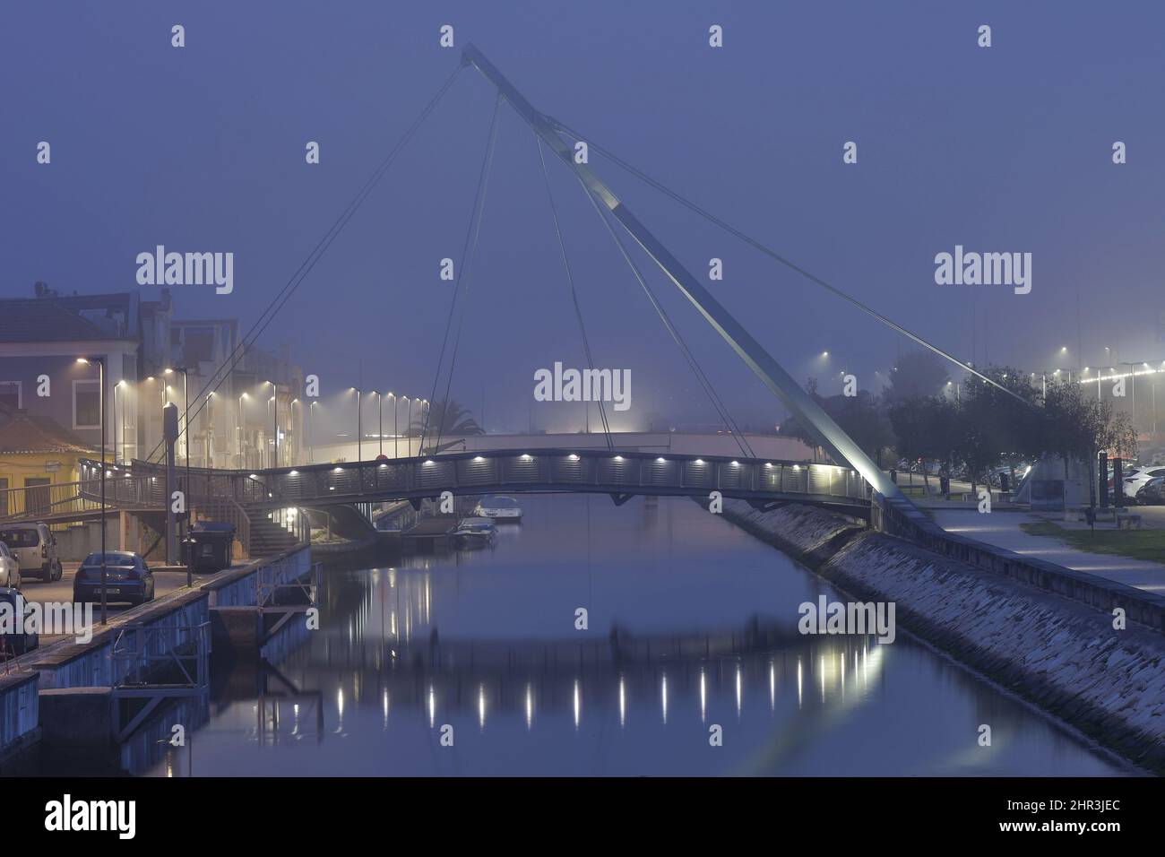 Ponte do Laço - Pont piétonnier circulaire au-dessus du canal de Sao Roque illuminé au crépuscule à Aveiro Portugal. Banque D'Images