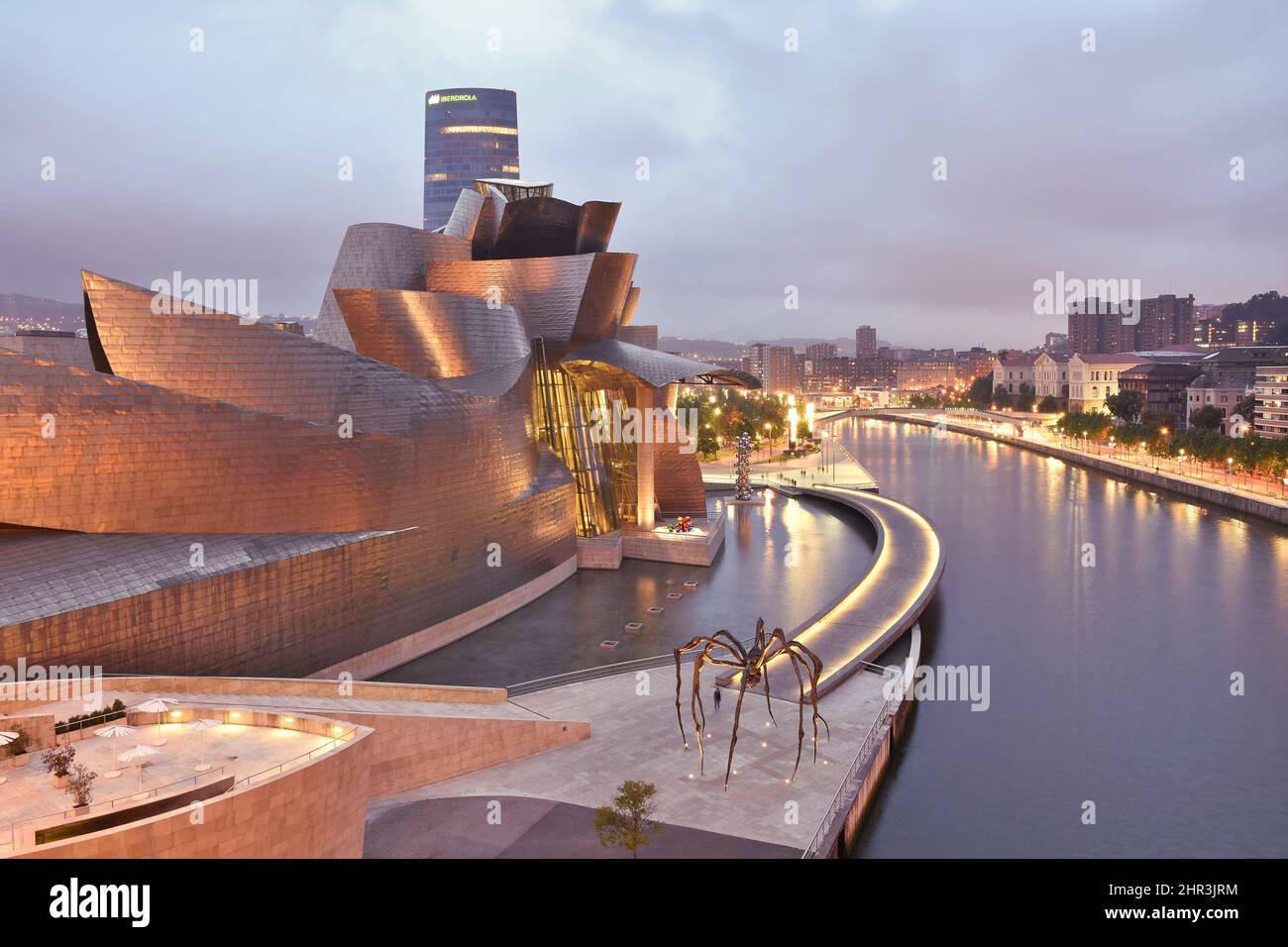 Musée Guggenheim d'Art moderne, architecture historique sur la rive de la Nervion au crépuscule à Bilbao Espagne. Conçu par l'architecte Frank Gehry. Banque D'Images