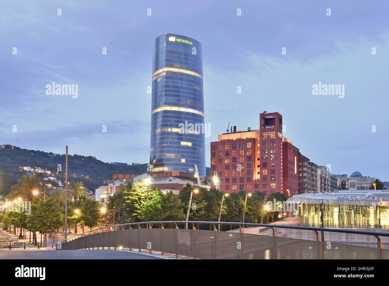 Iberdrola Tower - moderne gratte-ciel de bureau et hôtel Melia au crépuscule, Bilbao Espagne Europe. Banque D'Images