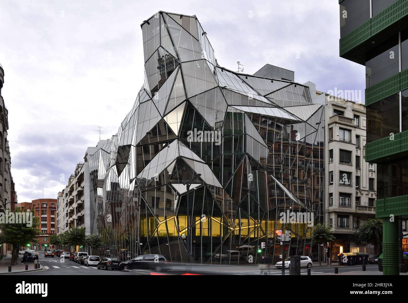 Osakidetza est un immeuble de bureaux moderne conçu par les architectes Coll-Barreu à Bilbao, en Espagne. Banque D'Images