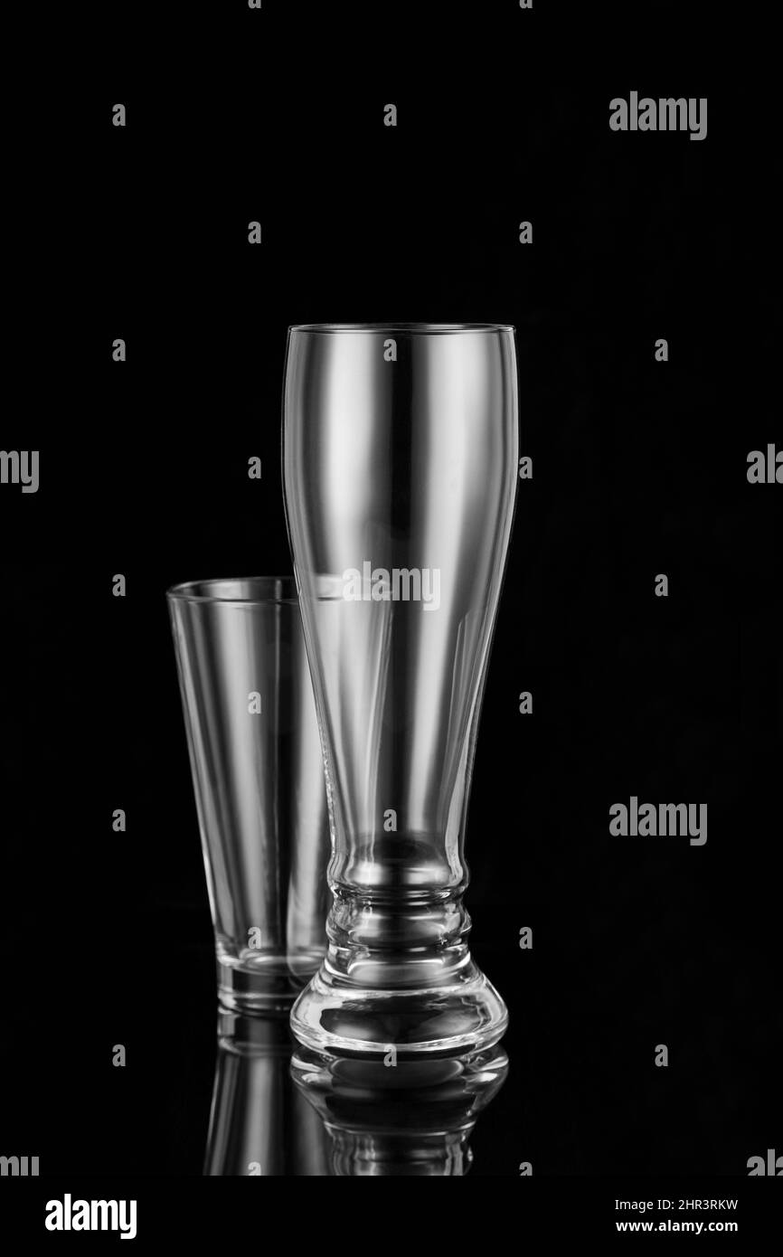 Deux verres à bière vides sur fond noir. Prise de vue d'objets. Banque D'Images