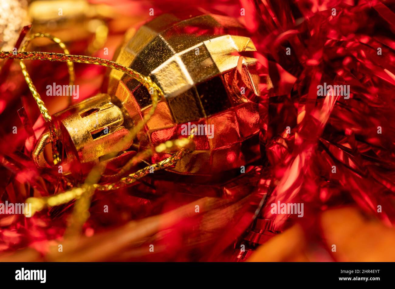 Décorations de Noël et nouvel an de la table de fête avec mandarines, guirlande et boules de Noël.Gros plan, mise au point sélective Banque D'Images