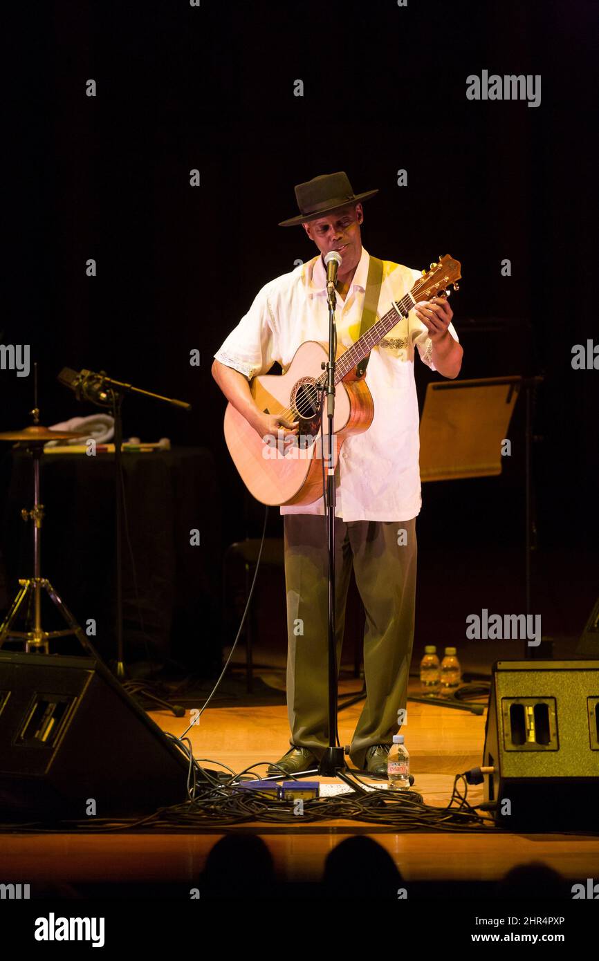 Eric Bibb, chanteur et compositeur américain de blues en concert à Cadogan Hall, Sloane Terrace, Londres, Royaume-Uni. 9 juin 2008 Banque D'Images