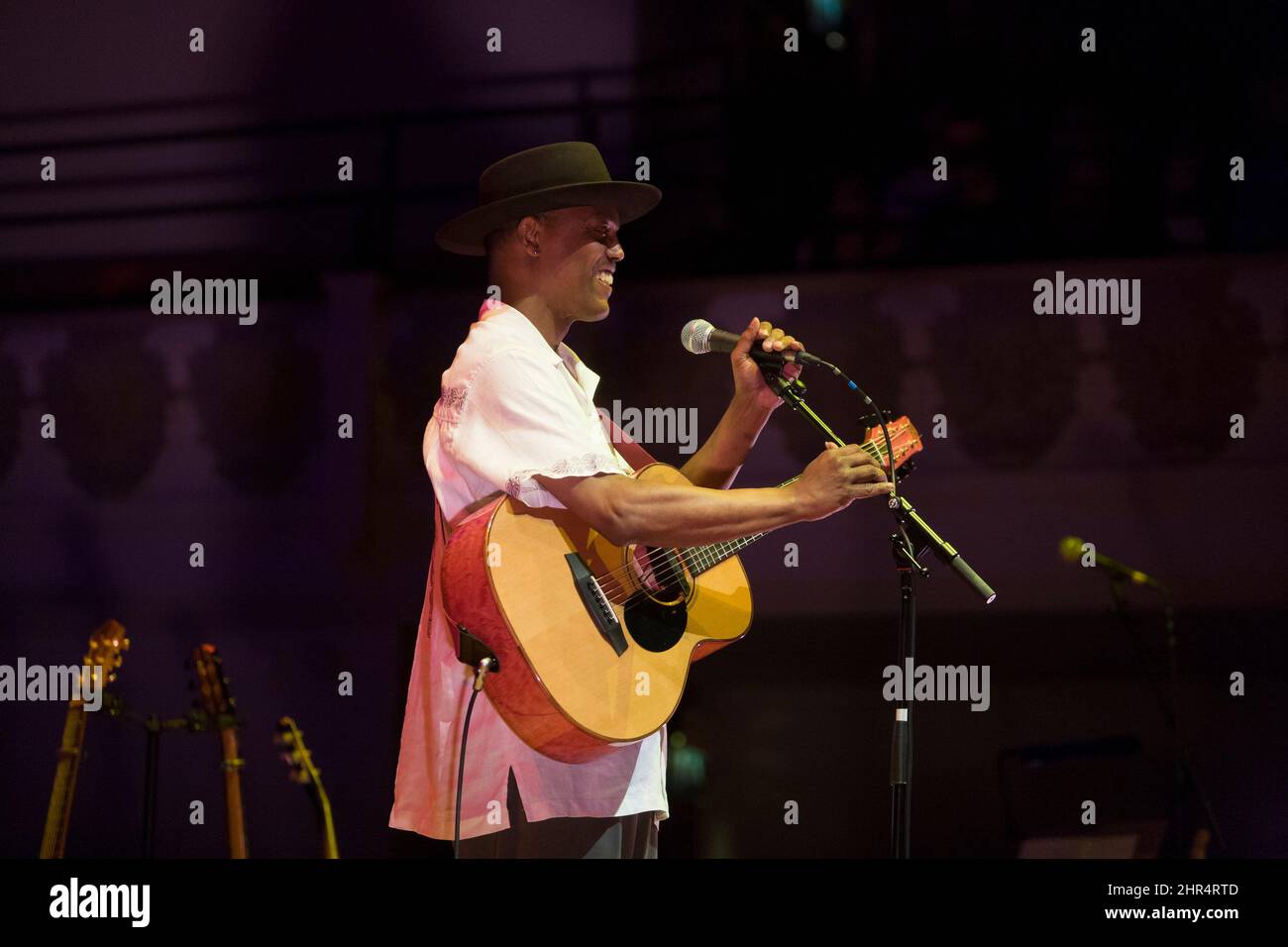 Eric Bibb, chanteur et compositeur américain de blues en concert à Cadogan Hall, Sloane Terrace, Londres, Royaume-Uni. 9 juin 2008 Banque D'Images