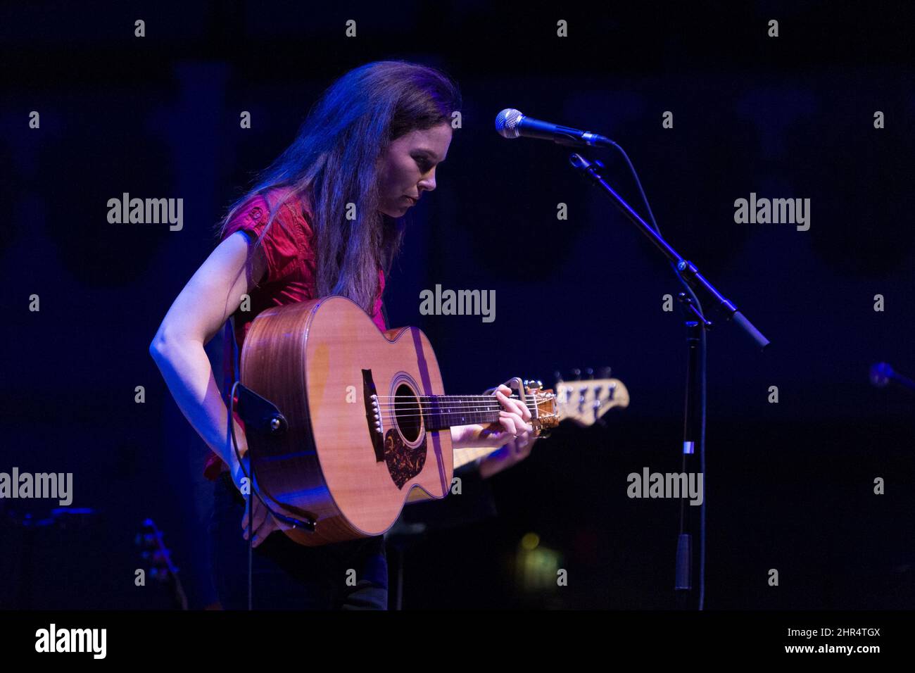 Emily Maguire, auteure-interprète anglaise en concert, Cadogan Hall, Sloane Terrace, Londres, Royaume-Uni. 9 juin 2008 Banque D'Images