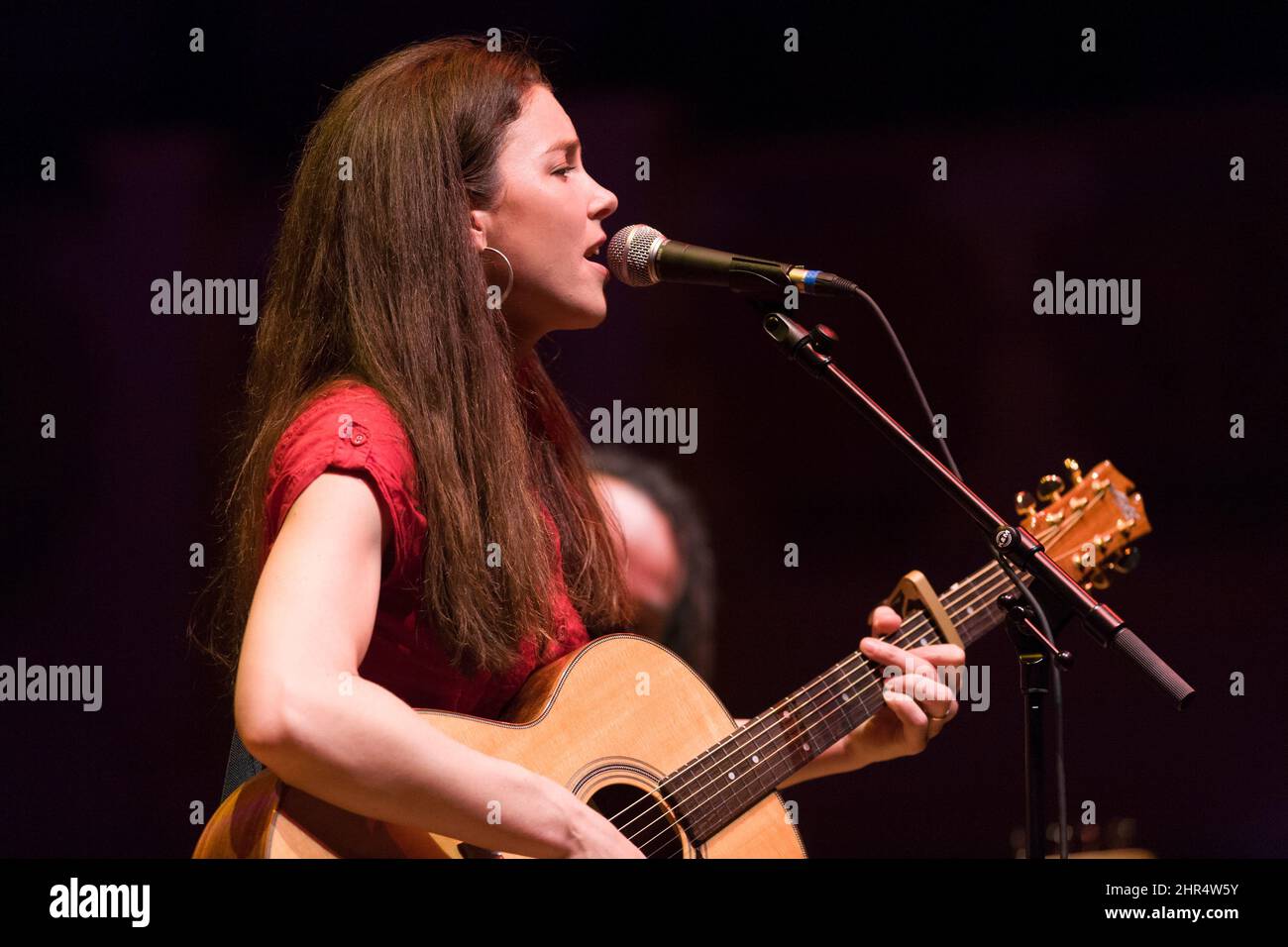 Emily Maguire, auteure-interprète anglaise en concert, Cadogan Hall, Sloane Terrace, Londres, Royaume-Uni. 9 juin 2008 Banque D'Images