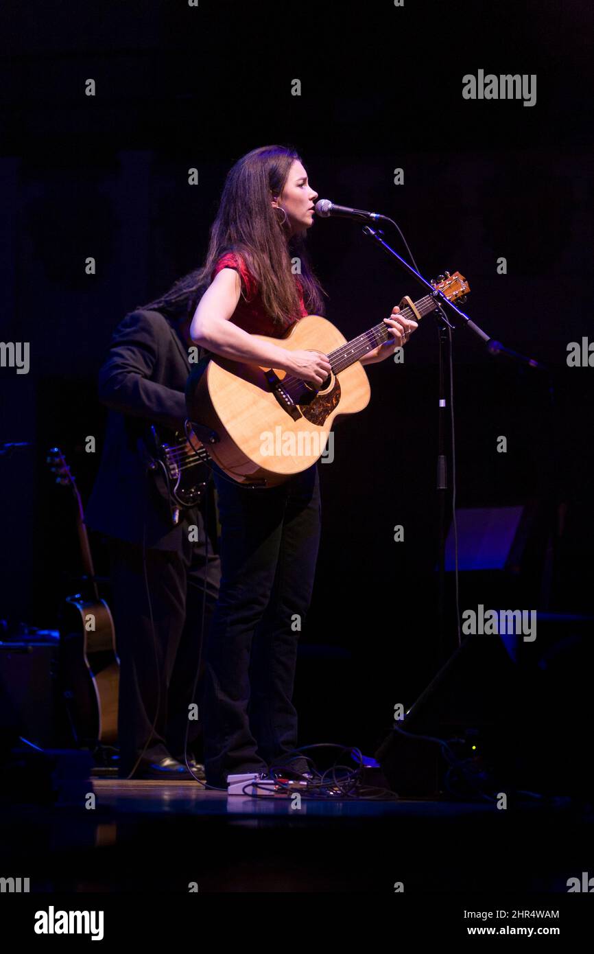Emily Maguire, auteure-interprète anglaise en concert, Cadogan Hall, Sloane Terrace, Londres, Royaume-Uni. 9 juin 2008 Banque D'Images