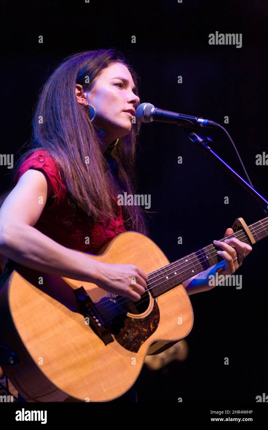 Emily Maguire, auteure-interprète anglaise en concert, Cadogan Hall, Sloane Terrace, Londres, Royaume-Uni. 9 juin 2008 Banque D'Images
