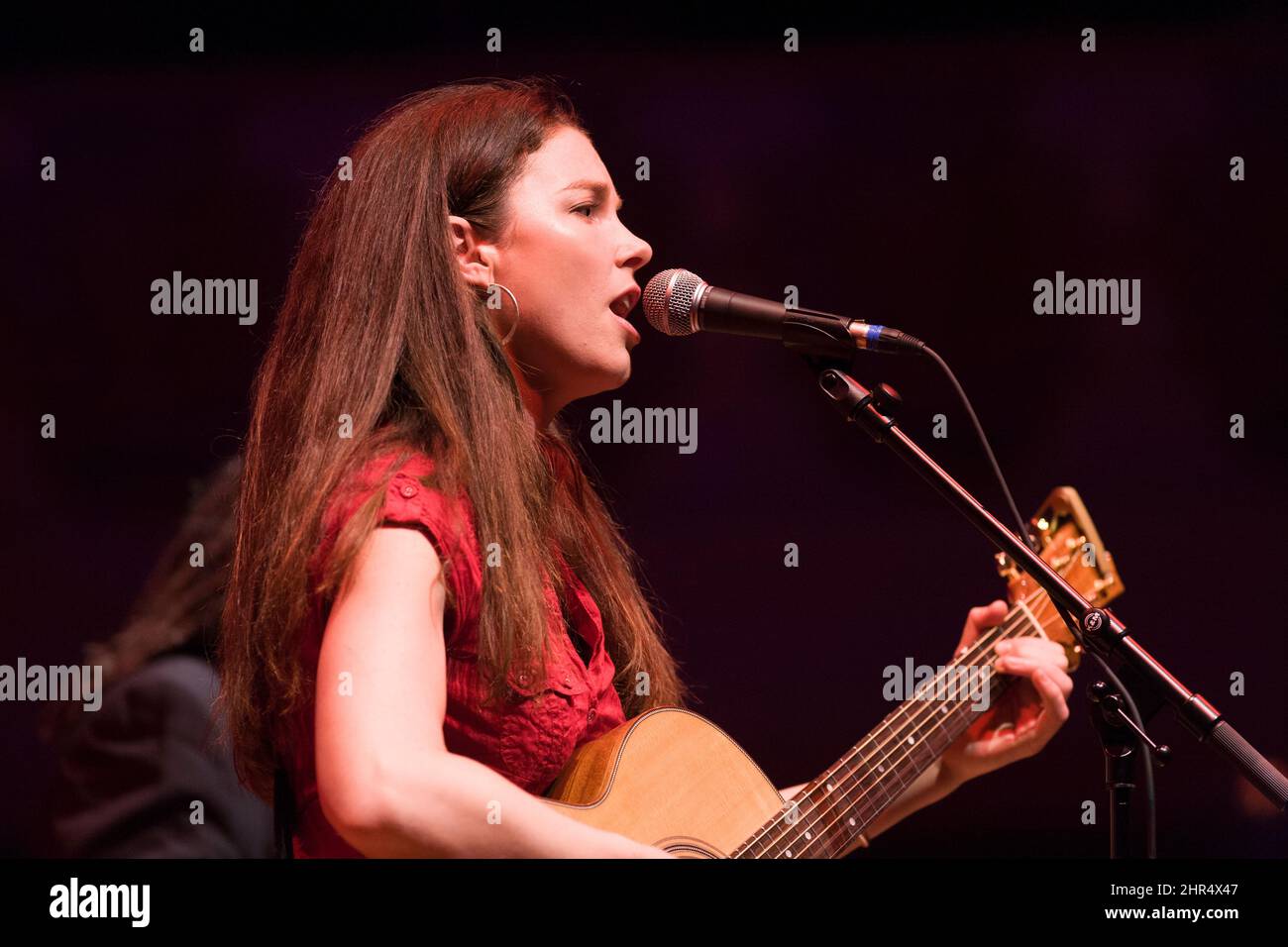 Emily Maguire, auteure-interprète anglaise en concert, Cadogan Hall, Sloane Terrace, Londres, Royaume-Uni. 9 juin 2008 Banque D'Images