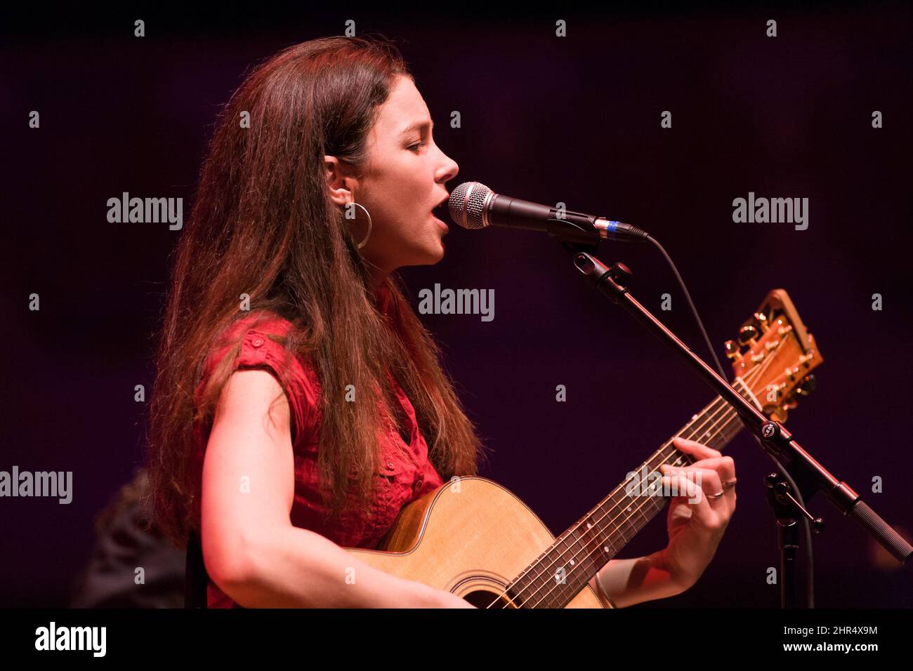 Emily Maguire, auteure-interprète anglaise en concert, Cadogan Hall, Sloane Terrace, Londres, Royaume-Uni. 9 juin 2008 Banque D'Images