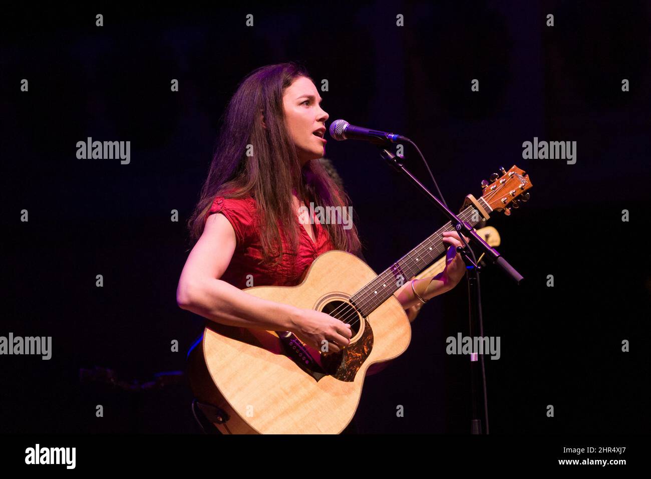 Emily Maguire, auteure-interprète anglaise en concert, Cadogan Hall, Sloane Terrace, Londres, Royaume-Uni. 9 juin 2008 Banque D'Images