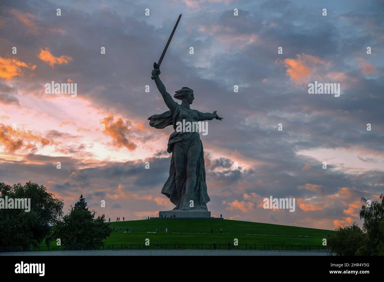 VOLGOGRAD, RUSSIE - 19 SEPTEMBRE 2021 : sculpture « la mère patrie appelle ! » sur fond de ciel de coucher de soleil. Mamayev Kurgan Banque D'Images VOLGOGRAD, RUSSIE - 19 SEPTEMBRE 2021 : sculpture « la mère patrie appelle ! » sur fond de ciel de coucher de soleil. Mamayev Kurgan Banque D'Images