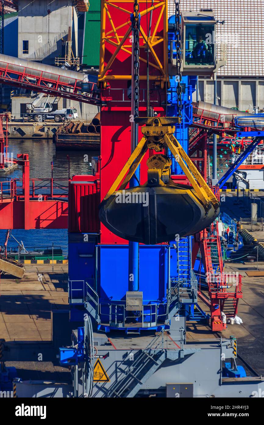 Opération de chargement de la cargaison d'anthracite au port de Klaipeda, Lituanie Banque D'Images